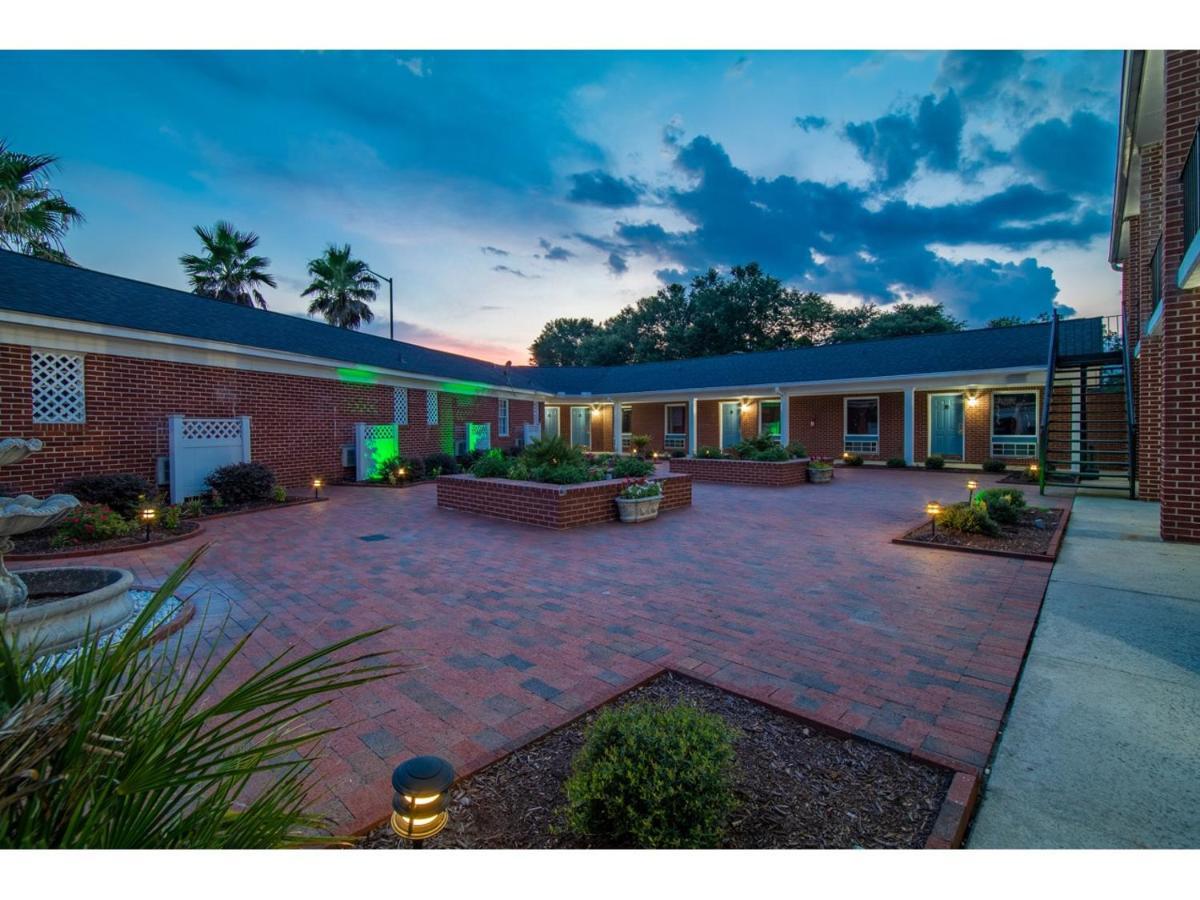 Winton Inn & Suites Barnwell Buitenkant foto